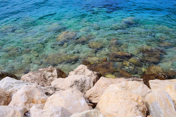 Beautiful sea and rocky shore — Stock Photo, Image