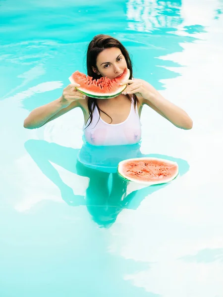 Mujer sexy con sandía en la piscina — Foto de Stock