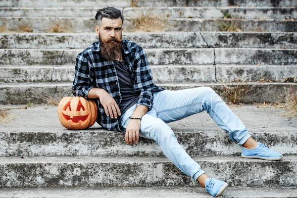 Halloween barbudo hombre con calabaza —  Fotos de Stock