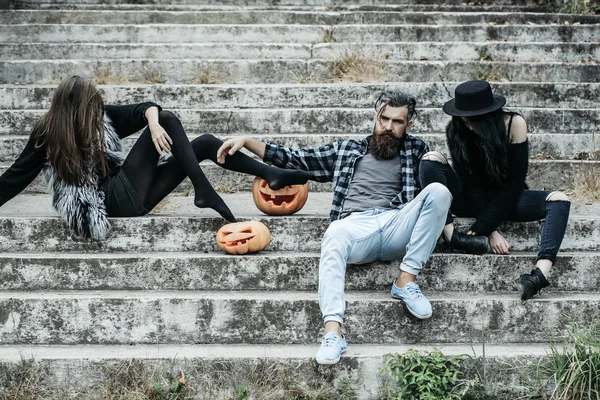 Halloween uomo e ragazze con zucca — Foto Stock