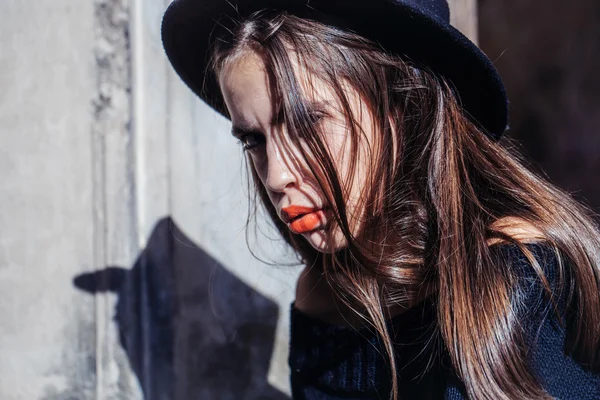 Femme à la mode avec des lèvres rouges — Photo