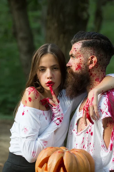 Coppia di Halloween con zucca e sangue — Foto Stock