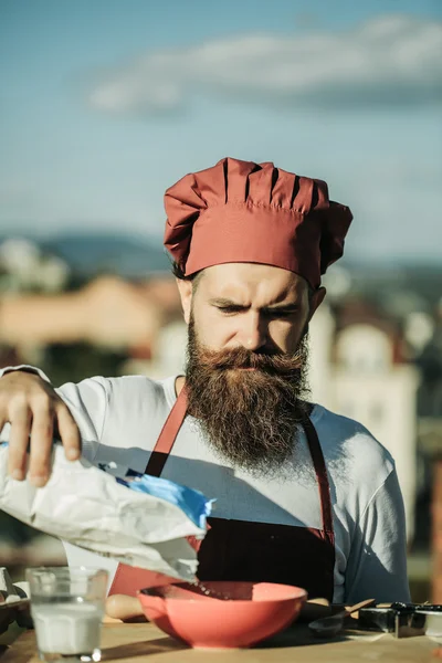 Homem cozinheiro chef derramando chão — Fotografia de Stock