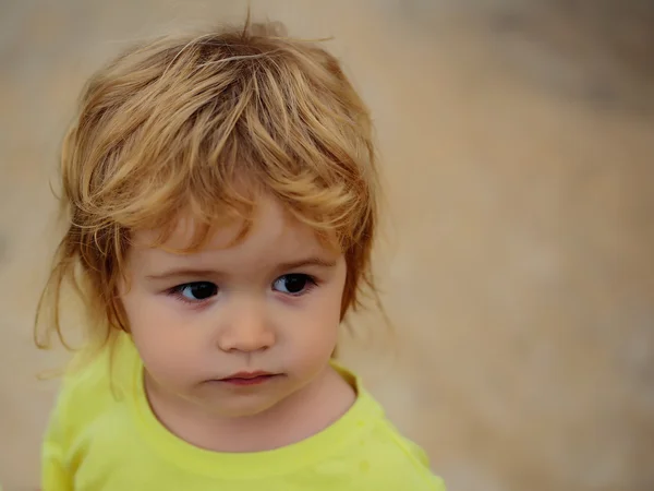 Niño con ojos marrones — Foto de Stock