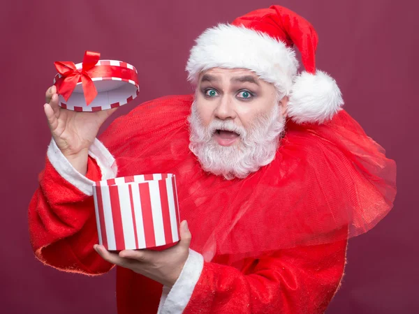Homem de Natal surpreso com presente — Fotografia de Stock