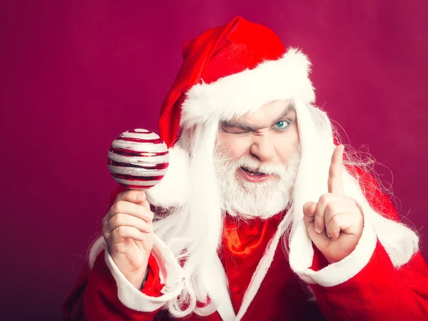 Grimace homem de Natal com bola decorativa — Fotografia de Stock
