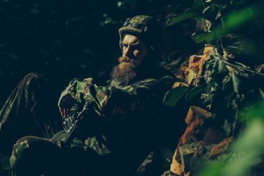 silahı olan genç asker