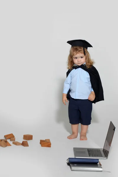 Освіта хлопчик з дерев'яними блоками ізольовані — стокове фото