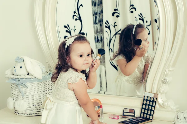 Чарівна маленька дівчинка перед дзеркалом — стокове фото