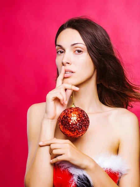 Natale bella ragazza sexy con palla decorativa — Foto Stock