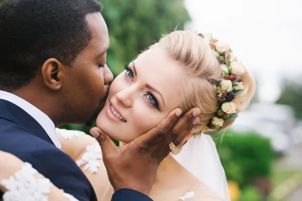 Novio besos cara de novia — Foto de Stock