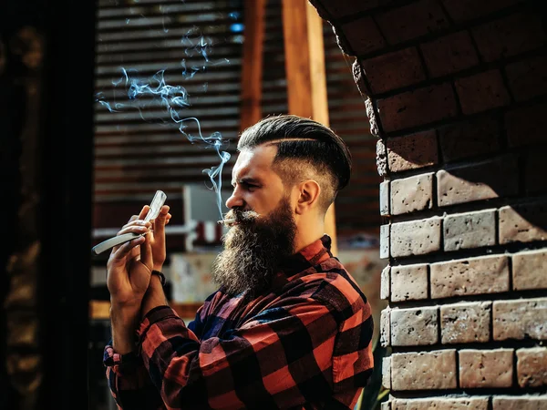 Bokovky s cigaretou a břitva — Stock fotografie