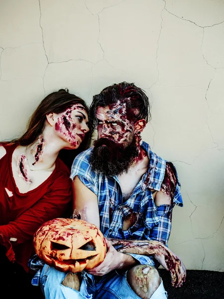 Coppia di zombie con zucca di Halloween — Foto Stock