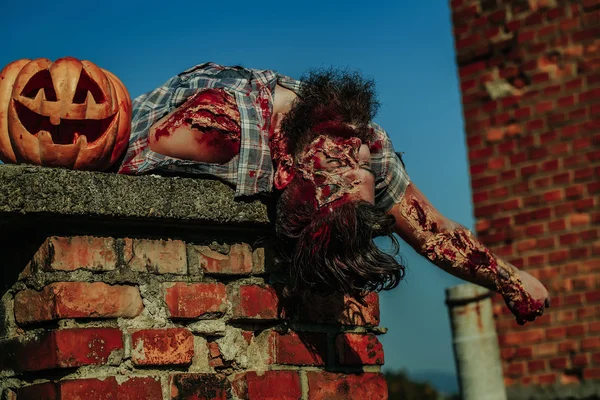 Zombie uomo si trova sul camino — Foto Stock