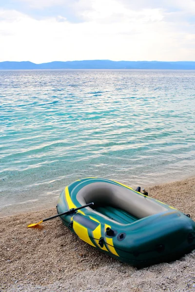 Barco azul inflável com pedais — Fotografia de Stock