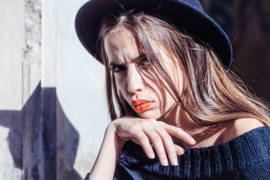 Kırmızı dudaklar ile moda kadın