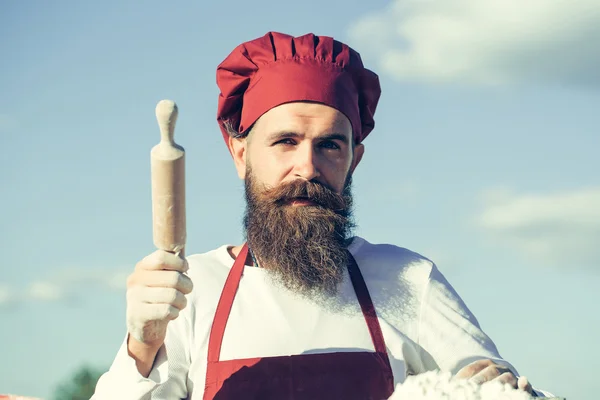 Hombre cocinero celebración rodillo — Foto de Stock