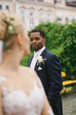 Güzel gelin damat görünüyor