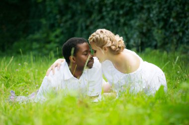 Romantik Çift kucaklama çimenlerin üzerinde