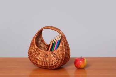 Renkli kalemler ile hasır sepet