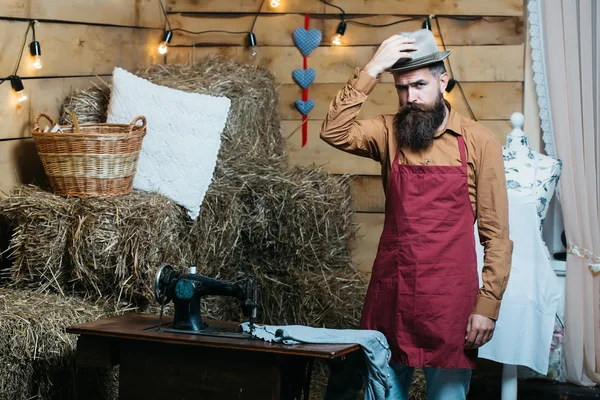 Schöner Schneider in der Werkstatt — Stockfoto