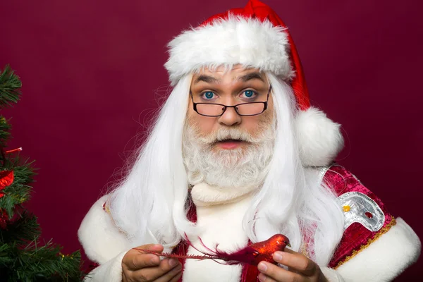 Santa decorates Christmas tree — Stock Photo, Image