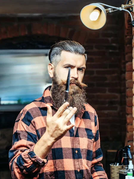 Man met baard en schaar — Stockfoto