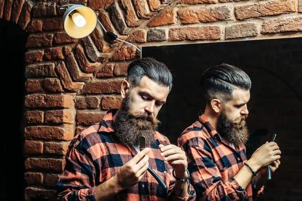 Man met scheermes in de buurt spiegel — Stockfoto