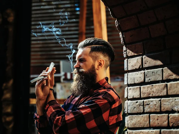 Hipster con cigarrillo y navaja de afeitar — Foto de Stock