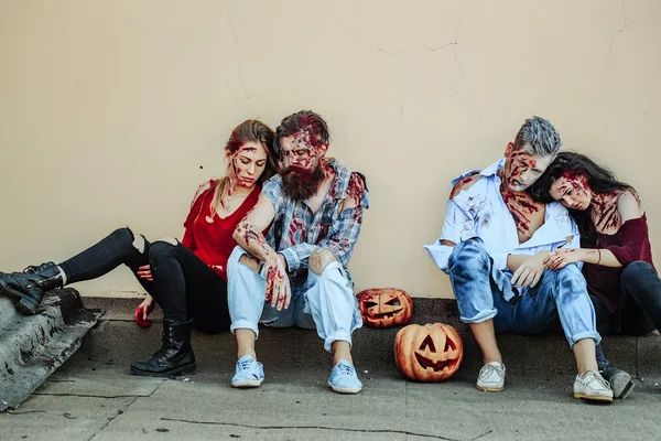 Dos parejas de Halloween de zombies —  Fotos de Stock