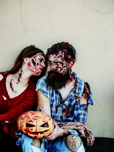 Zombie pár s Halloween dýně — Stock fotografie