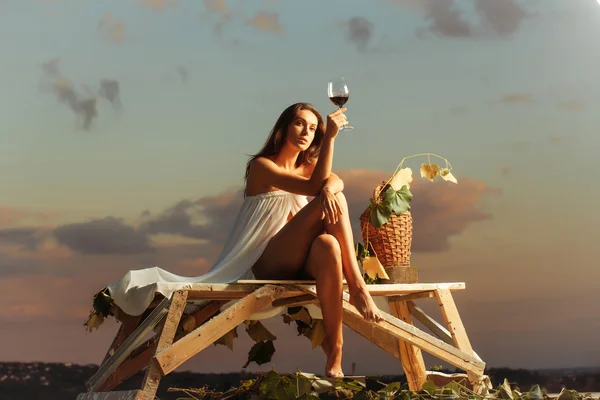 Szép nő, a bor felett az ég — Stock Fotó
