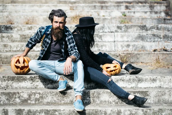 Halloween pareja con calabaza —  Fotos de Stock