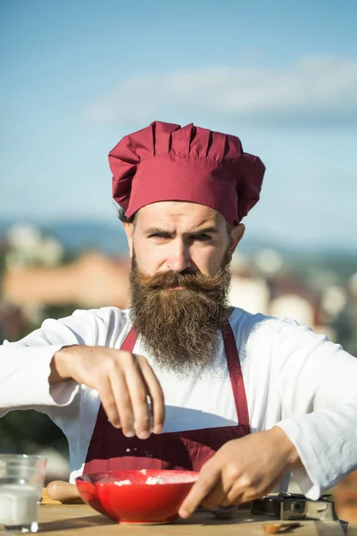 Mann Koch Koch gießt Boden — Stockfoto