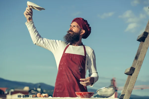 Homem cozinheiro jogando massa — Fotografia de Stock