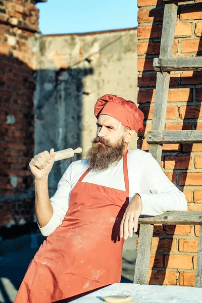 Chefe homem com rolo de pino — Fotografia de Stock