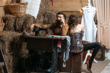 Adam ve güzel kız terzi