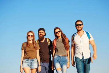 Sakallı yakışıklı erkekler kızlarla
