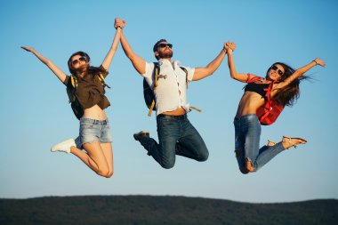 Sakallı yakışıklı bir adam ve kızlar.