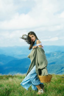 Sahada oldukça sevimli esmer