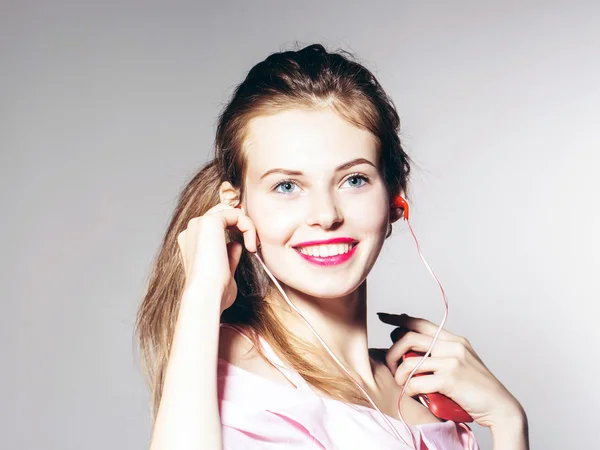Chica bastante elegante con auriculares —  Fotos de Stock