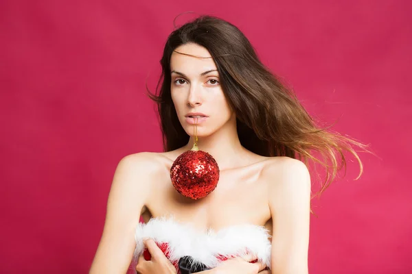 Natal menina muito sexy com bola decorativa — Fotografia de Stock
