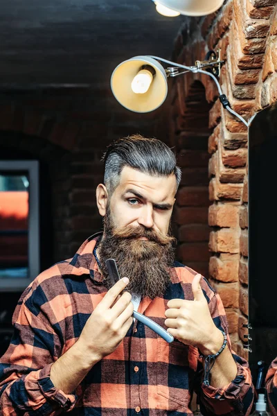 Aynanın yanında jileti olan adam.