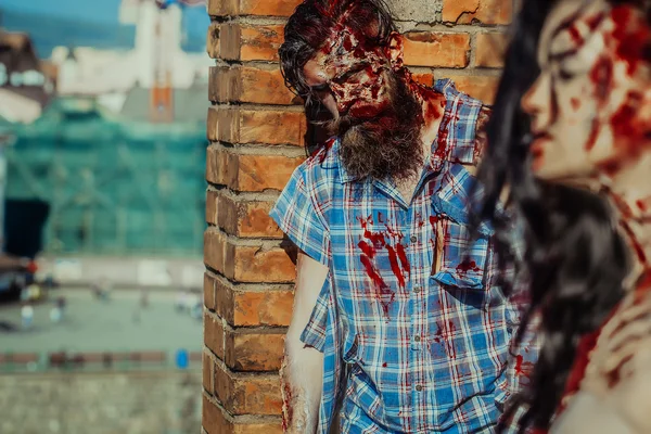 Zombie, brodaty mężczyzna i dziewczyna — Zdjęcie stockowe