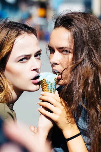 Chicas guapas comiendo helado —  Fotos de Stock