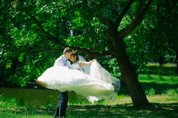 Bello sposo uomo cerchiando sposa — Foto Stock