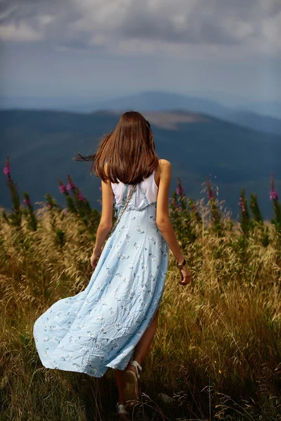 Pretty cute brunette on field — Stock Photo, Image