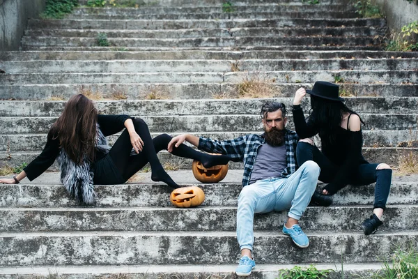 Halloween uomo e ragazze con zucca — Foto Stock