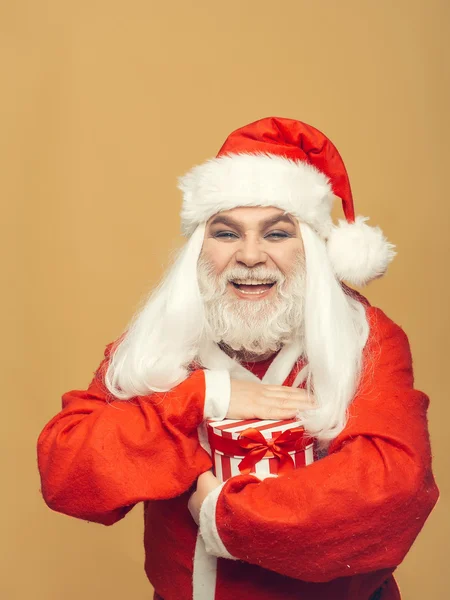 Feliz homem de Natal com presente — Fotografia de Stock