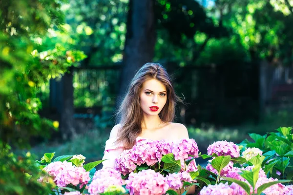 Hübsches Mädchen in Hortensienblüten — Stockfoto